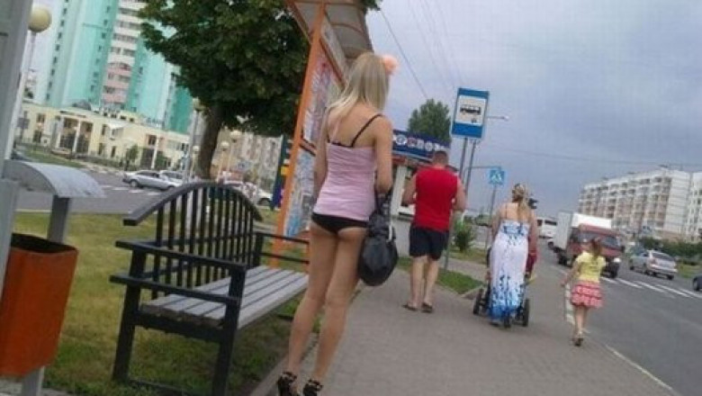 Блондинка на остановке