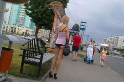 Блондинка на остановке