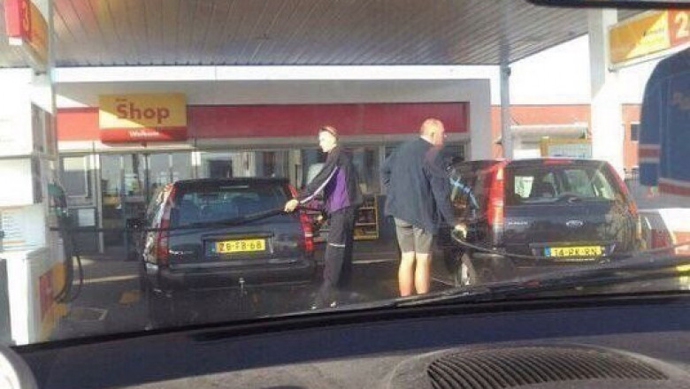 Встретились два идиота на заправке