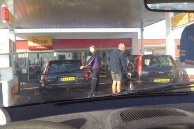 Встретились два идиота на заправке