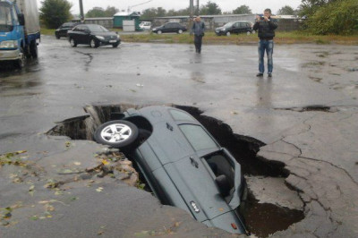 Пришла весна, начал таять асфальт
