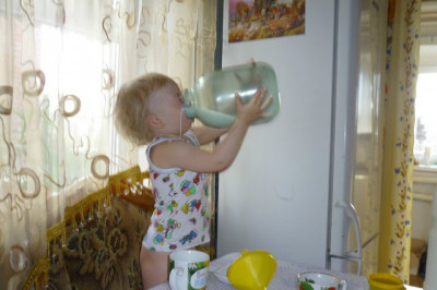 Дети пьют молоко