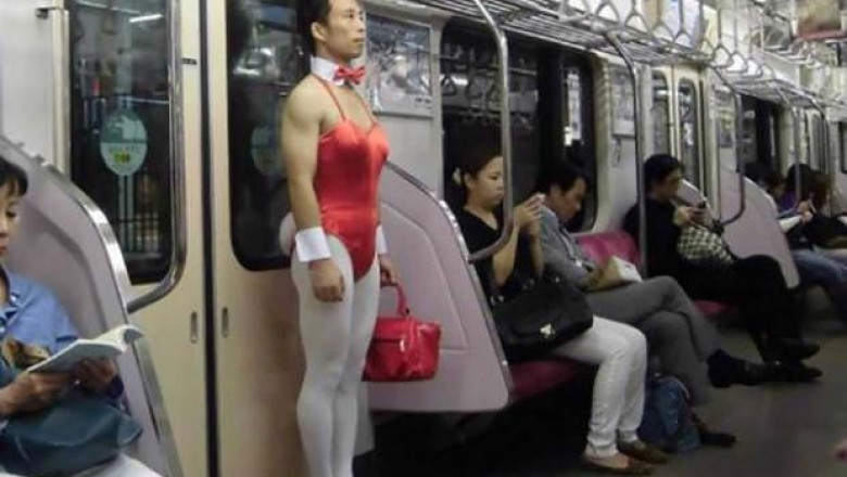 Люди в общественном транспорте во время час пик