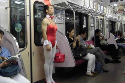 Люди в общественном транспорте во время час пик