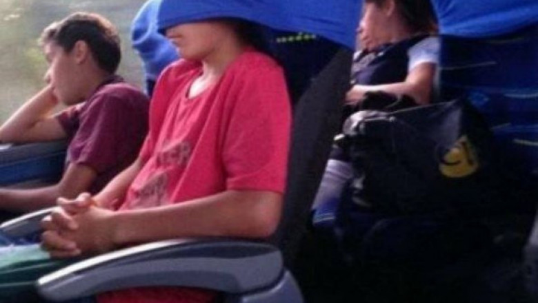 Пассажиры спят в общественном транспорте