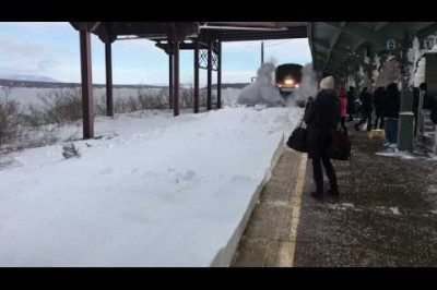 Прибытие поезда на заснеженный вокзал 