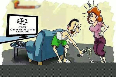 Муж смотрит футбол