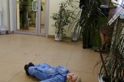 Дети отдыхают в магазине