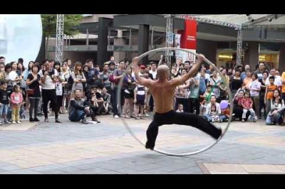 Монах явно с другой планеты 