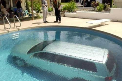 Автомобили в бассейне