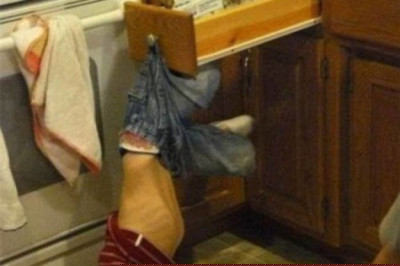 Любопытные дети, которые застряли и встряли