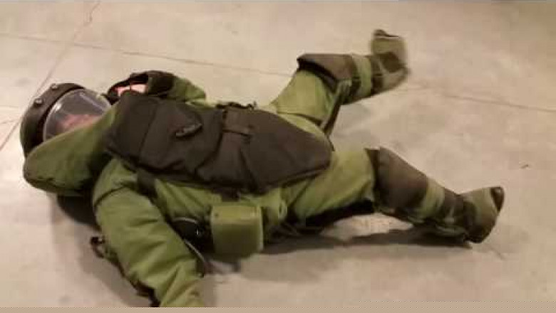 Девушка и костюм сапера 