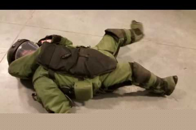 Девушка и костюм сапера 