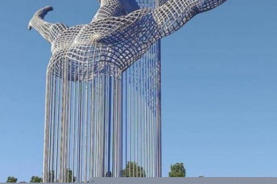 Статуя , парящая над водой 