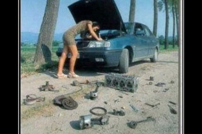 Девушка ремонтирует автомобиль 