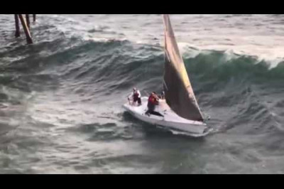 Океанские волны и яхта 