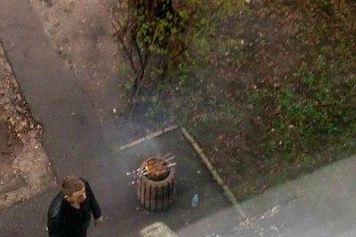 Ребята готовят шашлык