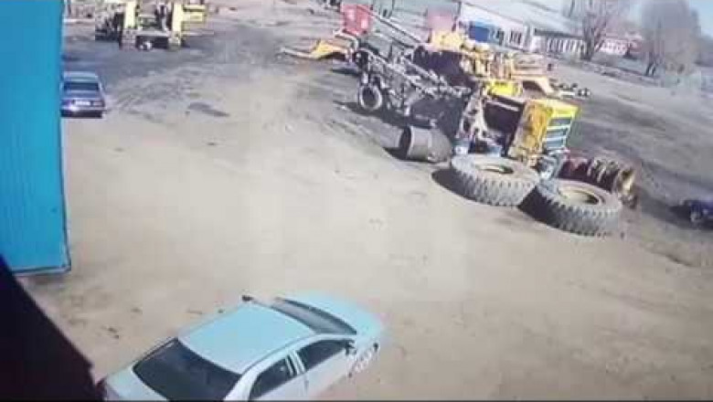 Колесо расплющило легковушку 