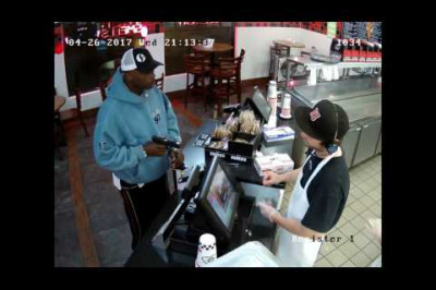 Завидное  хладнокровие  кассира 