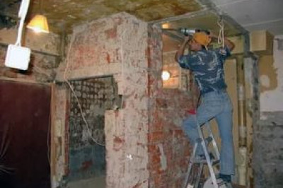 А выключатель то за стенкой