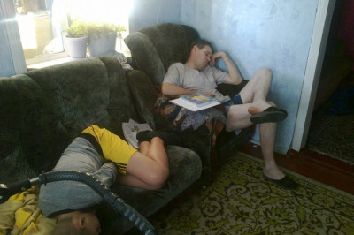 Школьники выполняют домашнее задание