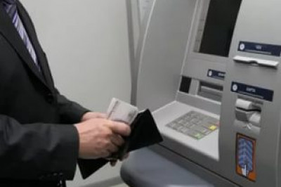 Большая очередь у банкомата