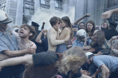 Цветы и Любовь лучше пуль .