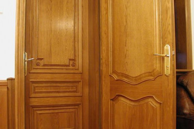 Уснул между двумя дверями