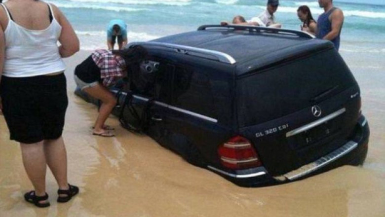 Автомобили в плену песка и воды