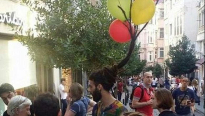 Оригинальная прическа с надувными шарами 