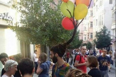 Оригинальная прическа с надувными шарами 