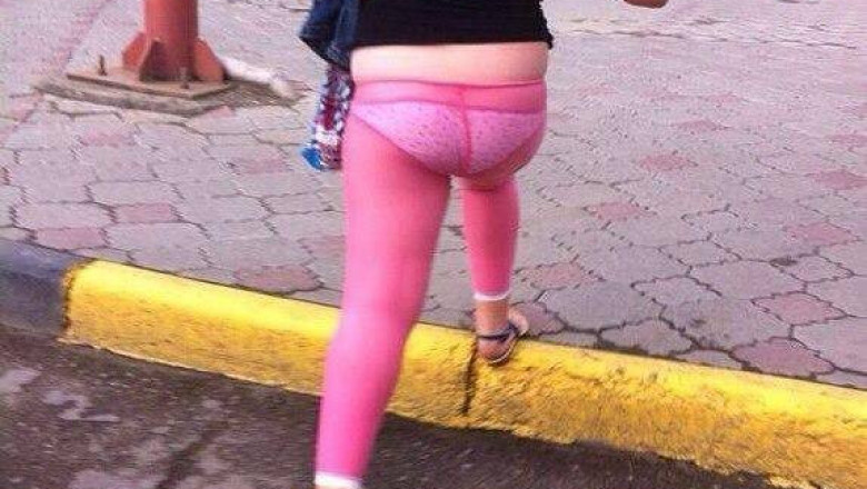 Женщины стильно одеты