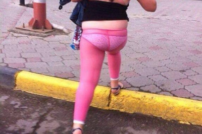 Женщины стильно одеты