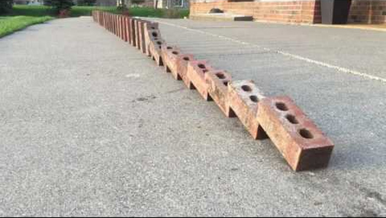 Двойное домино из кирпичей 