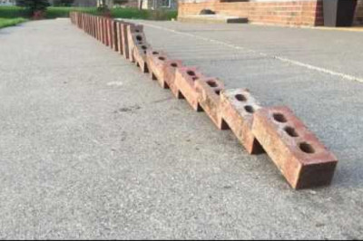 Двойное домино из кирпичей 