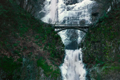 Живописный водопад   Малтнома-Фолс (США)