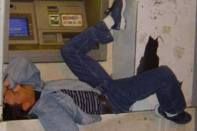 В ожидании зарплаты возле банкомата