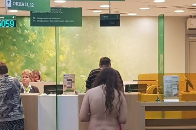Голая клиентка банка 