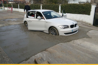 Автомобили в бетонной ловушке 