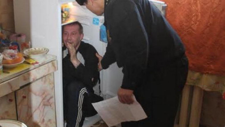 Мужик спрятался от военкома