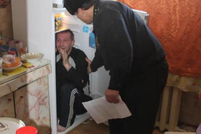 Мужик спрятался от военкома