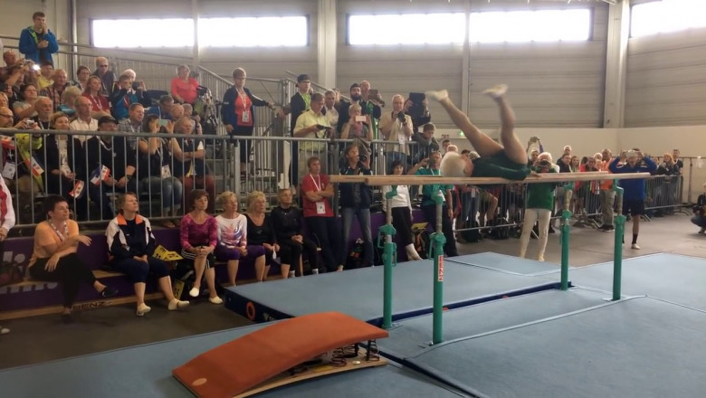 Выступление на брусьях от 91-летней  гимнастки 