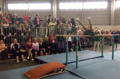 Выступление на брусьях от 91-летней  гимнастки 