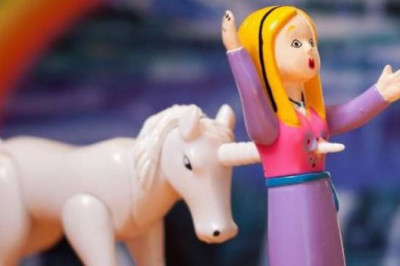 Странные игрушки на полках в магазинах  