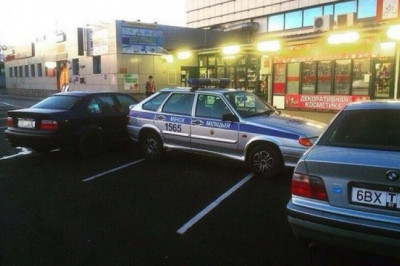 Заблокированный милицейский патруль 