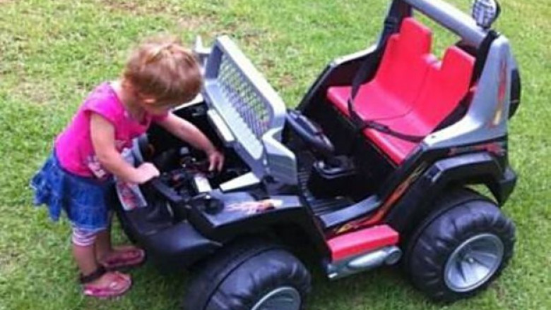 Девушки ремонтируют автомобили 