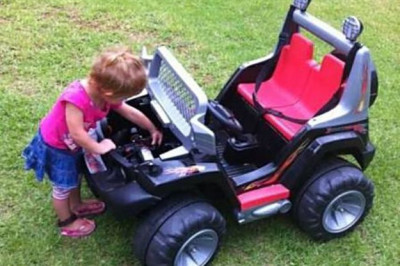 Девушки ремонтируют автомобили 