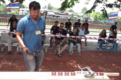 Улыбающийся очкарик с тесаком 