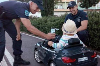 Копы выписывают штраф за превышение скорости 