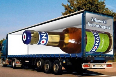 Оригинальная реклама на грузовиках